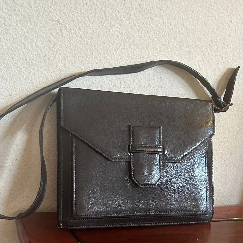 Yves Saint Laurent Leather Shoulder bag
